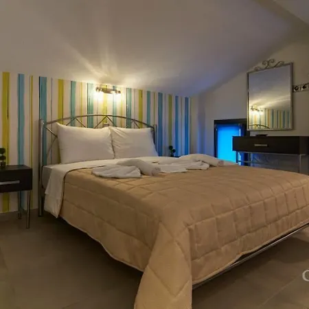 Grey House نيكيتي